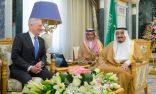 خادم الحرمين الشريفين يستقبل وزير الدفاع الأمريكي