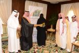 نائب أمير منطقة عسير يسلّم وحدات سكنية لجمعية البر