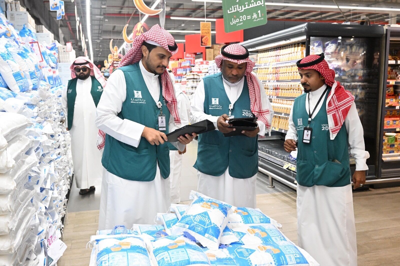 *التجارة”: أكثر من 21 ألف زيارة تفتيشية في مكة المكرمة والمدينة المنورة منذ بداية شهر رمضان المبارك