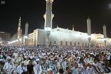 حشود المصلين في المدينة المنورة يؤدون أول صلاة تراويح في أول ليلة لشهر رمضان المبارك بالمسجد النبوي الشريف